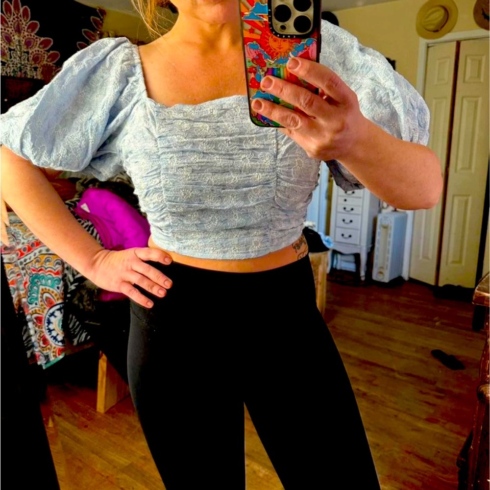 Crop top with puff sleeves still has tags